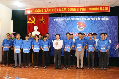 Đồng chí Đào Phú Dương – Phó Bí thư Thành đoàn, Phó Chủ tịch Thường trực Hội LHTN Việt Nam thành phố trao quyết định cho thành viên mới của CLB 